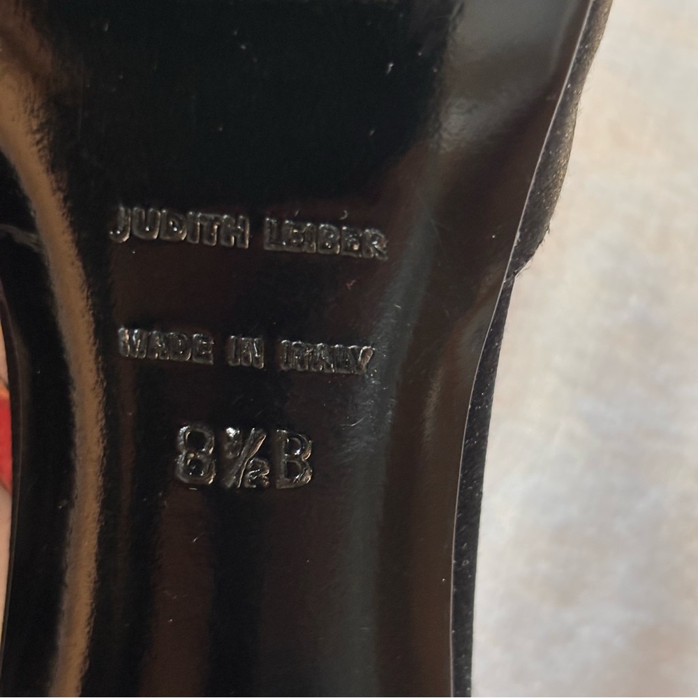 NWT Judith Leiber Black Satin T-strap Heels with Swarovski Crystal Accent Sz 8.5 - Picture 8 of 10